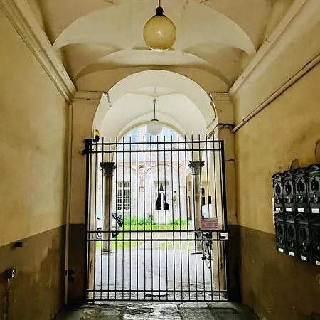La Dama Finestra In Centro Como