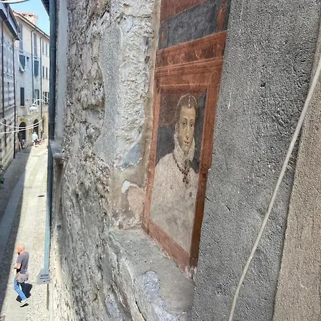 La Dama Finestra In Centro * Комо